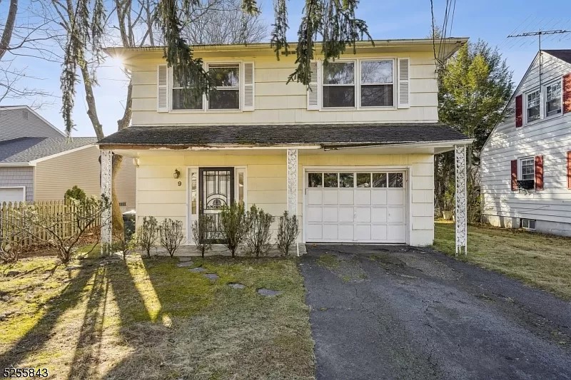 9 Oakwood Ave, Livingston Twp., NJ Upgradeable Property